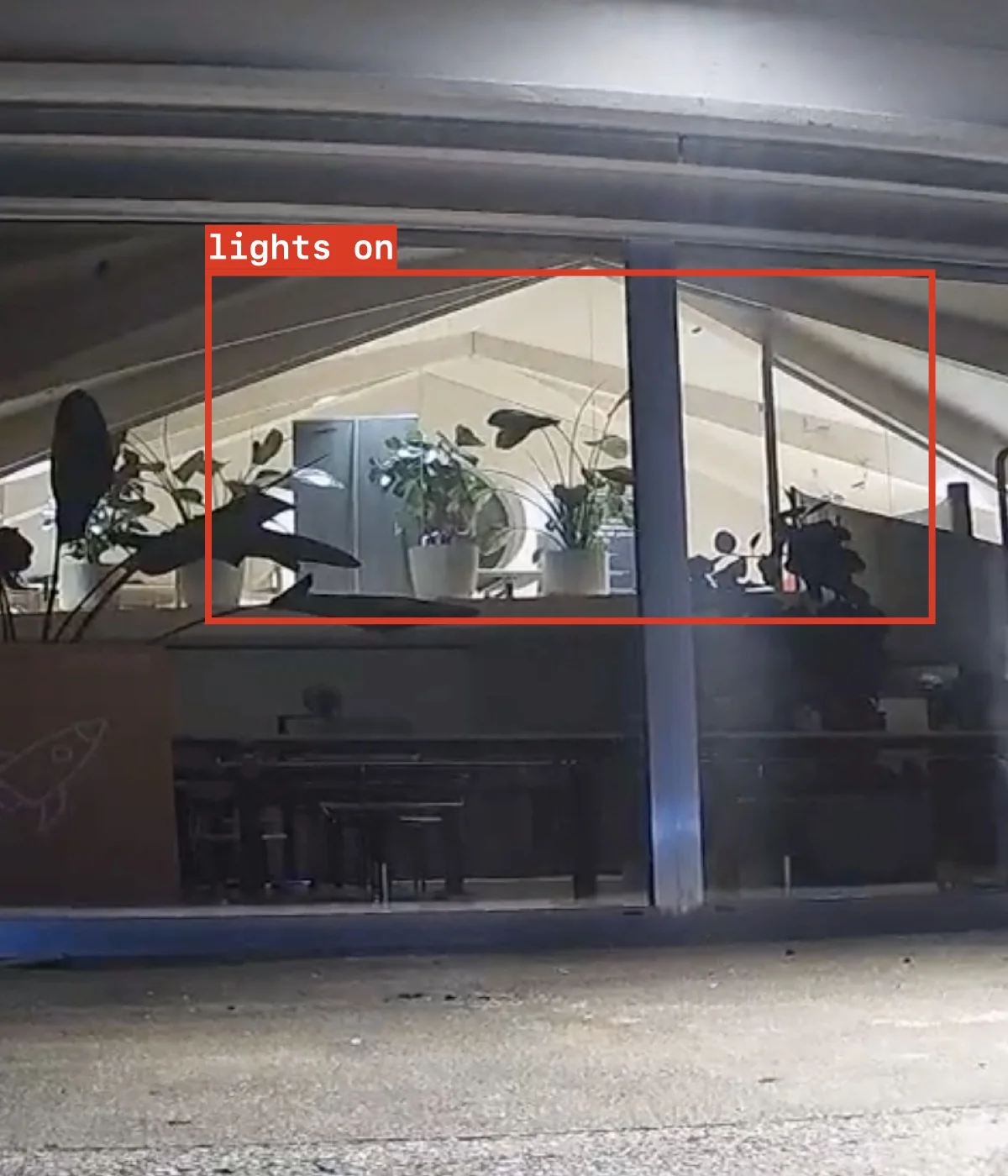 Ascento Guard erkennt eingeschaltetes Licht außerhalb der Betriebszeiten – RGB-Kamera Nachtaufnahme mit KI-Label 'lights on' für Objektschutz