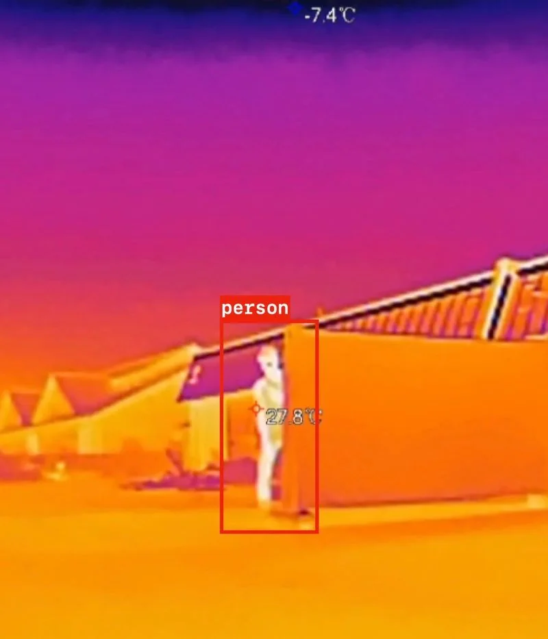 Ascento Guard Wärmebildkamera erkennt Person auf gesperrtem Gelände bei -7°C – thermisches KI-Overlay mit Temperaturanzeige 27.8°C